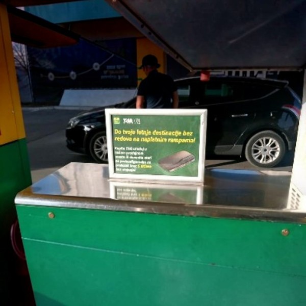 Dvostrani aluminijumski ramovi za postere sa postoljem predstavljaju praktično i savremeno rješenje za izlaganje promotivnih materijala. Namijenjeni su prvenstveno za postavljanje postera na ravne površine, ali se po potrebi mogu montirati i bočno na zid ili na tavanicu, što im daje dodatnu fleksibilnost u primjeni.