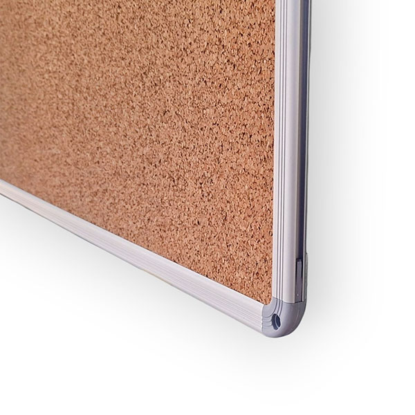 Pogodne su za postavljanje obavještenja, fotografija, malih papirića i sličnih materijala. Leđa table izrađena su od foreksa, dok je okvir od aluminija, a na uglovima su postavljeni plastični završeci. Postavljanje table vrši se direktnim šrafljenjem na zid.