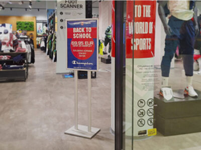 Stajaća tabla za postere na dve noge predstavlja idealno i praktično rešenje za privremeno ili fleksibilno postavljanje postera, obaveštenja i reklama u zatvorenim prostorima. Ovaj model je posebno namenjen tržnim centrima, gde se svakodnevno komuniciraju akcijske ponude, sezonski popusti i promotivne kampanje. Zahvaljujući jednostavnom postavljanju i atraktivnom izgledu, tabla je savršena za pozicioniranje na ulazu u butik, gde može jasno i efikasno privući pažnju prolaznika i usmeriti kupce ka akciji.