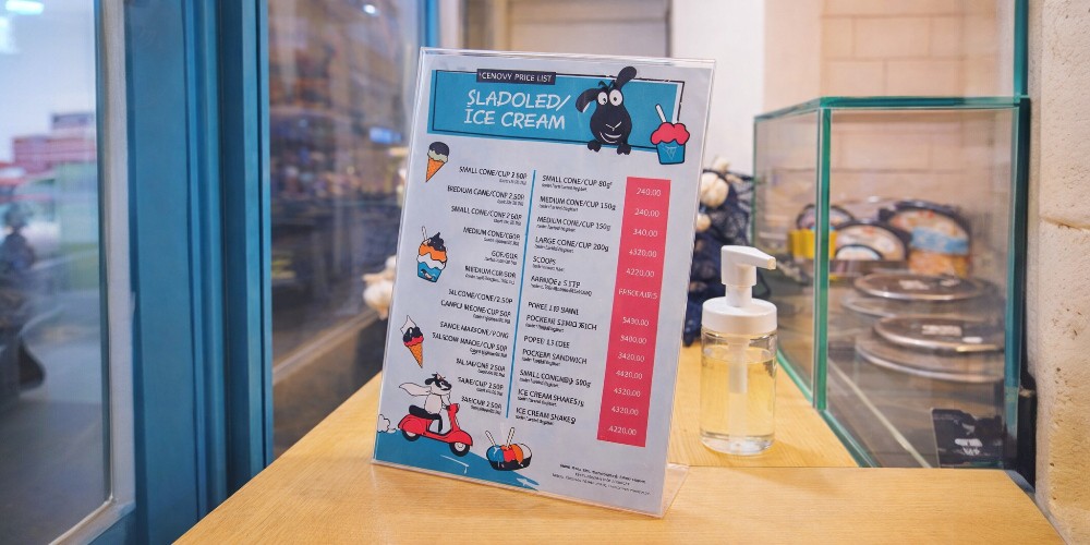 U ovom segmentu ponude nalaze se kliritne table za cenovnike koje omogućavaju jasno, uredno i profesionalno predstavljanje cenovnika, obaveštenja i promotivnih poruka u svakodnevnom poslovanju. Ove savremene informacione table osmišljene su tako da pruže maksimalnu vidljivost sadržaja na prodajnom mestu i unaprede komunikaciju sa kupcima. Dostupne su u širokom rasponu formata od A7 do A3, pa se lako uklapaju u različite tipove prodajnih i ugostiteljskih objekata – od kafića i restorana do prodavnica, apoteka, salona i kancelarija. Izrađene su od kvalitetnog klirita debljine 2 mm, koji obezbeđuje dugotrajnost, stabilnost i elegantan izgled na svakoj površini.