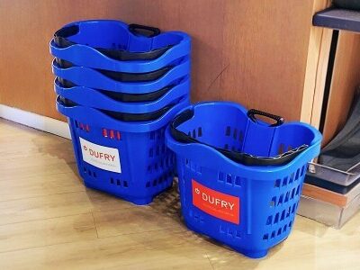 Plastična kotrljajuća korpa sa točkićima zapremine 43 litra predstavlja praktično i funkcionalno rešenje za svakodnevne kupovine srednjeg obima u maloprodajnim objektima.