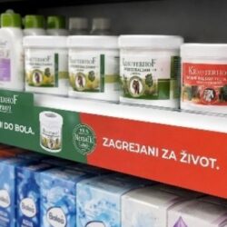Zahvaljujući magnetnoj traci, postavljanje na policu je brzo i jednostavno, bez dodatnog alata. Posebna prednost ovog modela je integrisani džep, namijenjen za postavljanje promotivnih materijala, cjenovnika, informacija o proizvodu i drugih poruka.