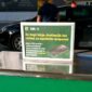 Dvostrani aluminijumski ramovi za postere sa postoljem predstavljaju praktično i savremeno rješenje za izlaganje promotivnih materijala. Namijenjeni su prvenstveno za postavljanje postera na ravne površine, ali se po potrebi mogu montirati i bočno na zid ili na tavanicu, što im daje dodatnu fleksibilnost u primjeni.