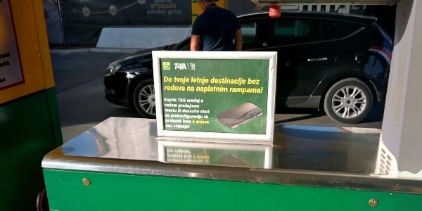 Dvostrani aluminijumski ramovi za postere sa postoljem predstavljaju praktično i savremeno rješenje za izlaganje promotivnih materijala. Namijenjeni su prvenstveno za postavljanje postera na ravne površine, ali se po potrebi mogu montirati i bočno na zid ili na tavanicu, što im daje dodatnu fleksibilnost u primjeni.