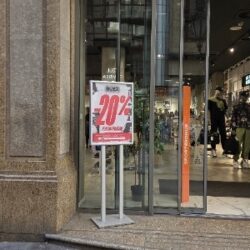 Stojeća poster tabla na dva stuba s aluminijskim okvirom. Dostupna u B1 i B2 formatima, u jednostranoj i dvostranoj varijanti.